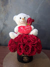 Aranjament floral cu 31 trandafiri roșii și ursuleț de pluș