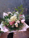 Buchet natural cu hortensie, trandafiri, santini și alstroemeria, eucalipt roz și verdeață decorativă, ambalat premium cu fundă de satin, realizat manual de Ella Flower Design.