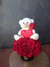 Aranjament floral cu 31 trandafiri roșii și ursuleț de pluș