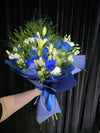 Buchet elegant cu trandafiri albaștri și crini imperiali