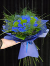 Buchet cu 25 de trandafiri albaștri și green trick