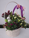 Aranjament floral în coș cu plante mixte și decor elegant