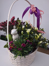 Aranjament floral în coș cu plante mixte și decor elegant