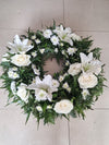 Coroană funerară cu crini și trandafiri albi