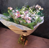 Buchet natural cu miniroze, lisianthus, eucalipt roz, pin și brad, verdeață decorativă și ambalaj premium cu fundă de satin, realizat manual de Ella Flower Design.