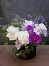 Aranjament floral elegant cu trandafiri albi și orhidee mov în cutie neagră, decor floral premium realizat manual de Ella Flower Design, ideal pentru cadouri speciale.
