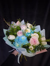 Buchet mixt cu hortensie, crizanteme, lalele și trandafiri