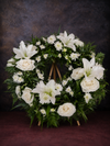 Coroană funerară cu crini și trandafiri albi