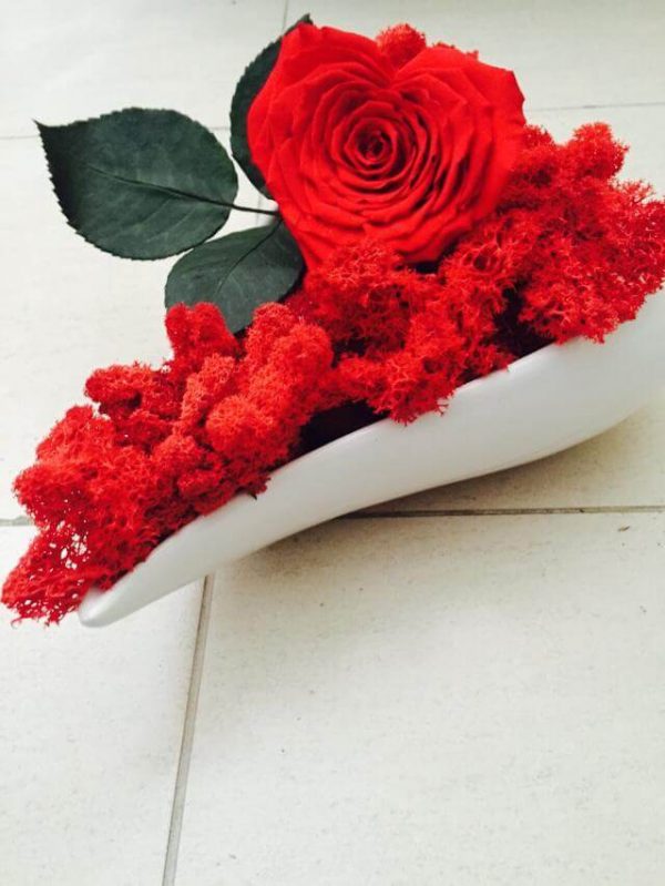 decoratiune cu licheni rosii si trandafir inima