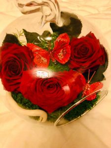 decoratiune in bol transparent in forma de mar, cu 2 trandafiri rosii simpli si unul in forma de inima, cu muschi, plante stabilizate si alte accesorii